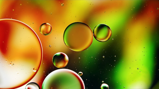 Abstracto Colorido Alimentos Gotas de aceite Burbujas y esferas que fluyen sobre la superficie del agua Fotografía macro