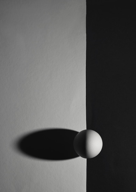 Foto abstracto contraste blanco y negro huevo y sombra
