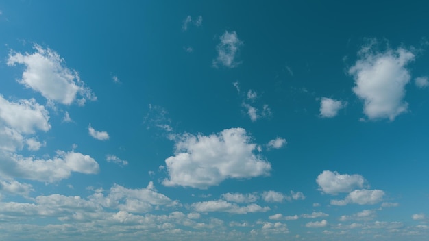 Abstracto cumulus nubes hermosas nubes se mueven en un cálido día de verano para el clima ecológico o meteorológico