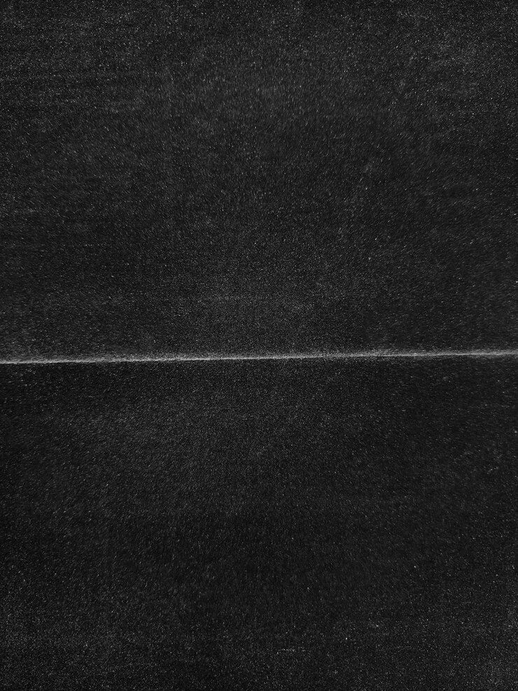 Foto abstracto fundo preto desgastado de papel arrugado superfície danificada velha com rugas e poeira cartão dobrado