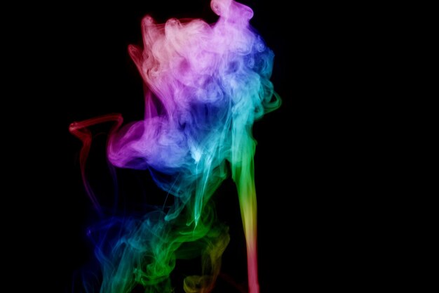 Abstracto humo aislado en fondo negro Polvo arco iris