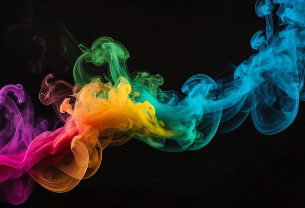 Abstracto humo de colores aislado sobre un fondo negro