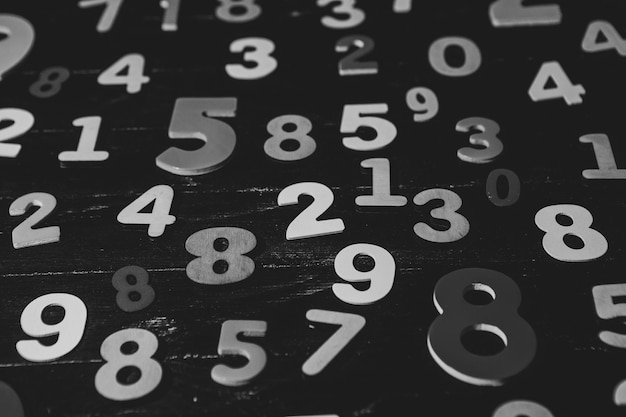 Abstracto Números matemáticos en un fondo en blanco y negro Finanzas y concepto de datos