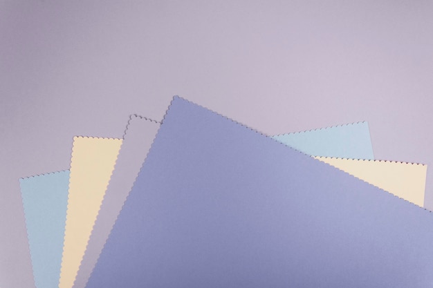 Abstracto papel de cor roxa composição geométrica
