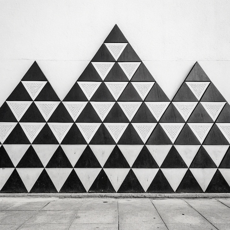 Foto abstracto patrón geométrico de pared de triángulos blancos y negros