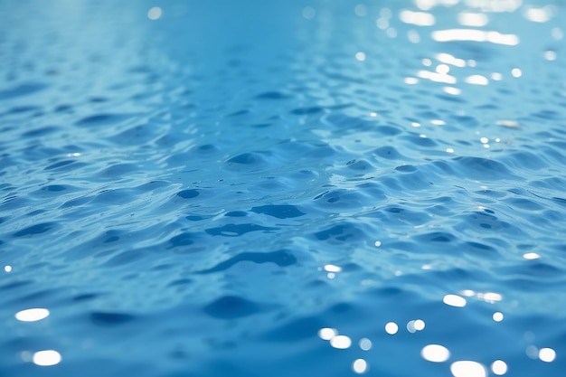 Abstracto de la superficie del agua azul reflejado con la luz solar como fondoVista superior del agua azul