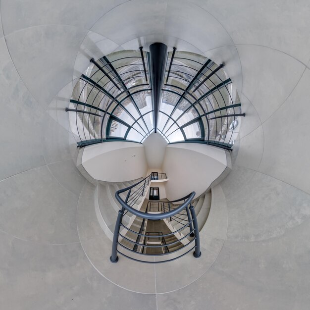 Abstrakt verdreht in eine sphärische 360°-Panorama-Innenfläche eines modernen Büros mit Halltreppe und Panoramabüchern