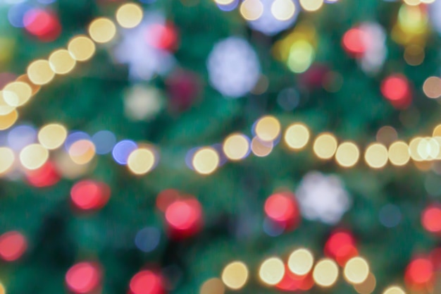 Abstrakt verschwommener Weihnachtsbaum mit Bokeh-Licht-Hintergrund
