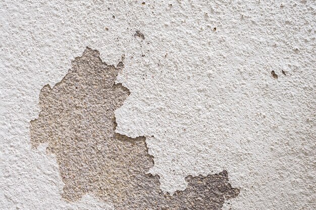 Abstrakte alte weiße Betonwand mit abblätternder Farbe