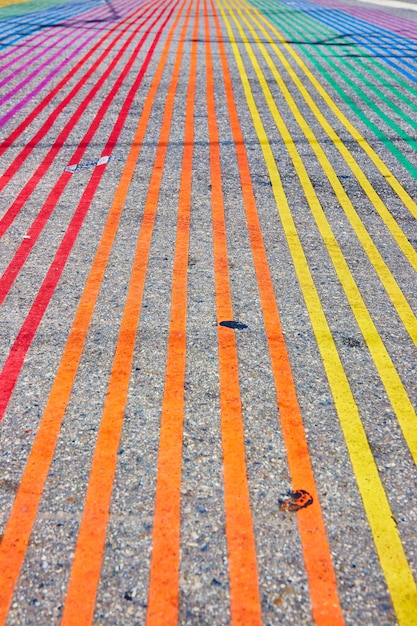 Abstrakte Ansicht des Bodens mit regenbogenfarbenen Linien