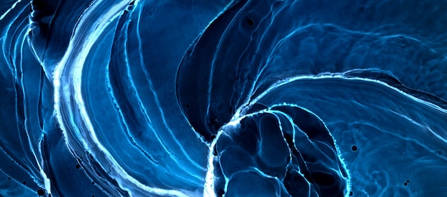 Abstrakte blaue elektrische Welle auf schwarzem Technologiehintergrund. Neonlichtfarbe in Wasser, Acrylexplosion, flüssige flüssige Kunst