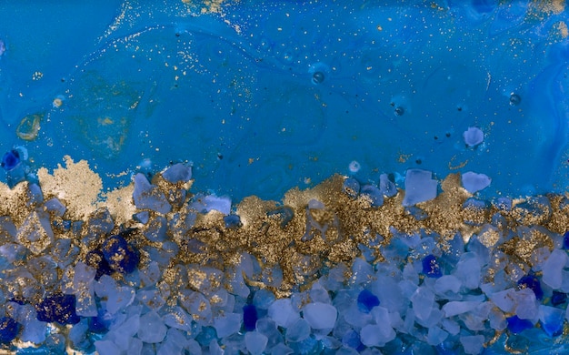 Abstrakte blaue Meereskunst mit Steinen, Goldsand und Acrylfarbe