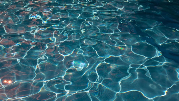 Abstrakte blaue Textur von Schwimmbadwasser mit Reflexionen