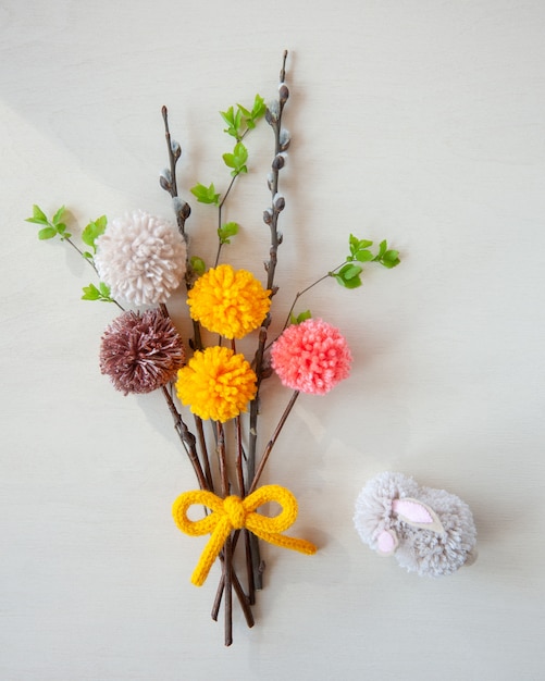 Abstrakte Blumensträuße und Osterhase aus bunten Pompons