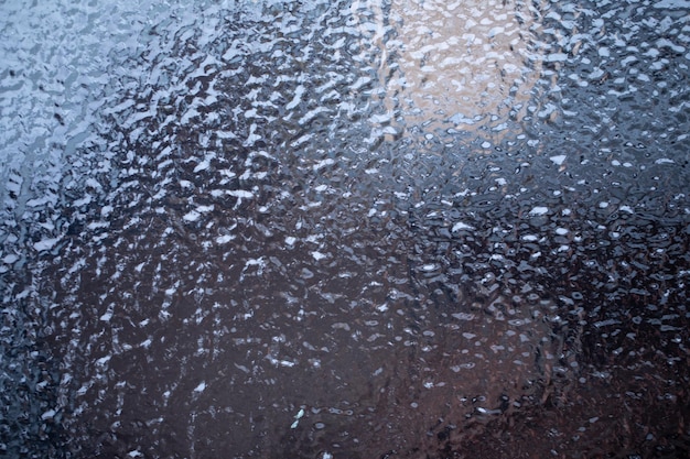 Abstrakte Eisbeschaffenheit auf Glas. Natürlicher Hintergrund