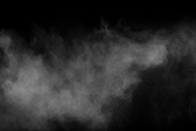 Abstrakte Explosion des weißen Pulvers gegen schwarzen Hintergrund n Weißer Staub atmen in der Luft aus.