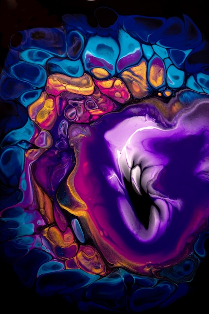 Abstrakte fließende Kunst auf lila und blauen Farben des schwarzen Hintergrunds. Flüssige Acrylmalerei auf Leinwand mit Farbverlauf. Aquarellhintergrund mit Flammenmuster.