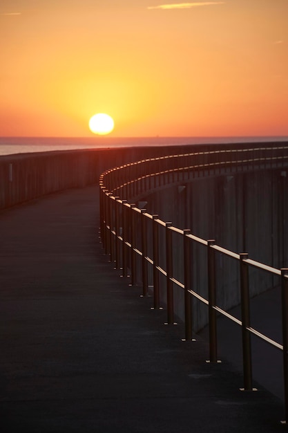 Abstrakte Formen mit Licht und Schatten bei Sonnenaufgang auf einem Betonweg