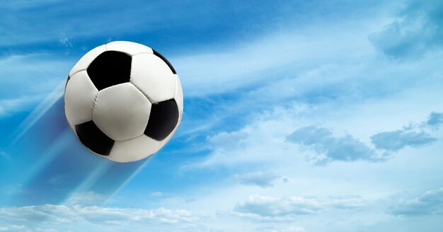 Abstrakte Fußball-Ar-Fußballhintergründe gegen blauen Himmel