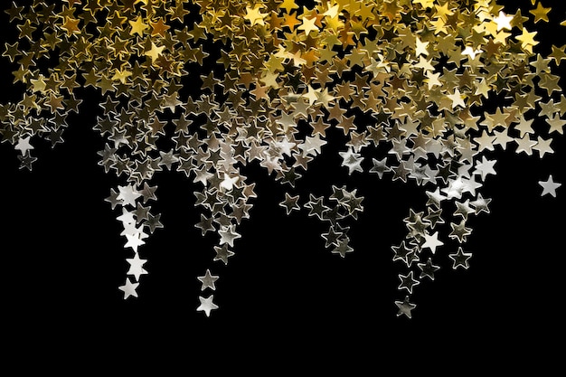 Abstrakte goldene und silberne Sterne glitzern auf schwarzem Hintergrund