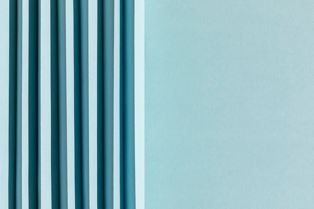 Abstrakte hellblaue Farbpapiertextur Gefaltetes Papier mit harten Sonnenschatten geometrische Formen und Linien Minimalistischer Hintergrund Flachlag Kopierraum