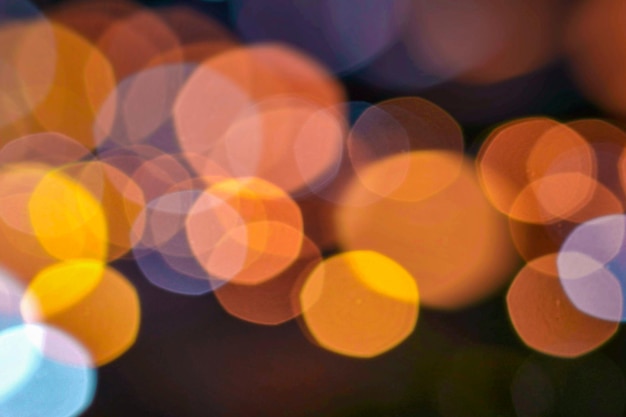 Abstrakte Illustration des bunten Hintergrundes der verschwommenen Lichter, Bokeh-Effekt, auf schwarzem Hintergrund