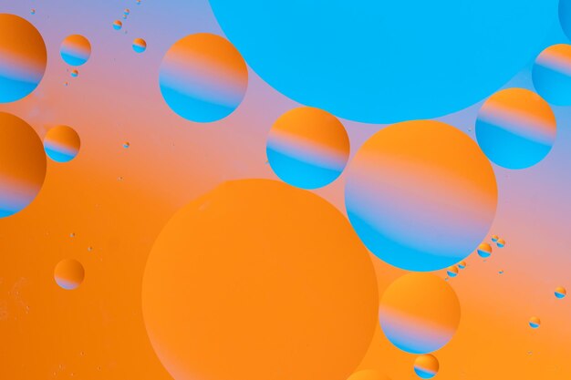Abstrakte Komposition mit blauen und orangefarbenen Gradientsphären
