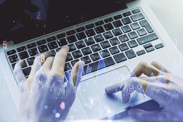 Abstrakte kreative Analysedatentabelle mit Händetippen auf dem Laptop zum Hintergrundanalyse- und Analysekonzept Mehrfachbelichtung