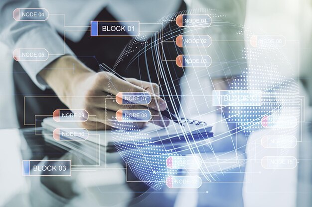 Abstrakte kreative Codierungsillustration mit Weltkarte und Handschrift des Mannes im Tagebuch auf Hintergrund Internationales Softwareentwicklungskonzept Mehrfachbelichtung