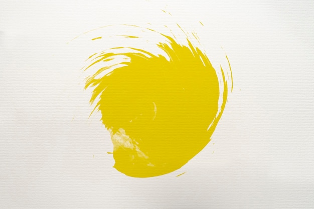 Foto abstrakte kunst des gelben pinselstrichs auf papierhintergrund