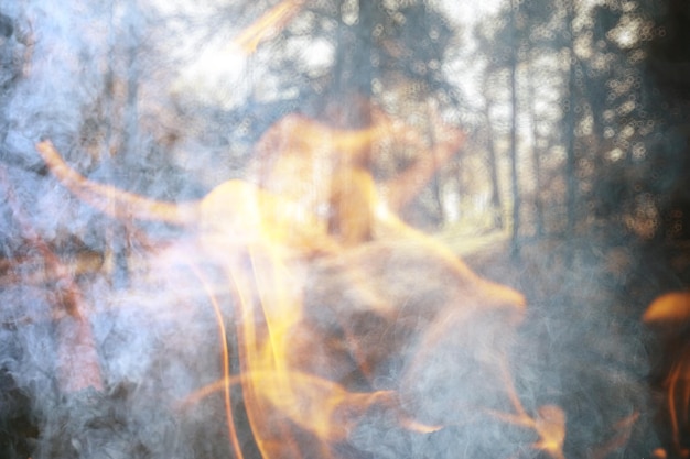 abstrakte Landschaftsfeuerflamme im Wald, Waldbrandhintergrund, Ökologiekatastrophe