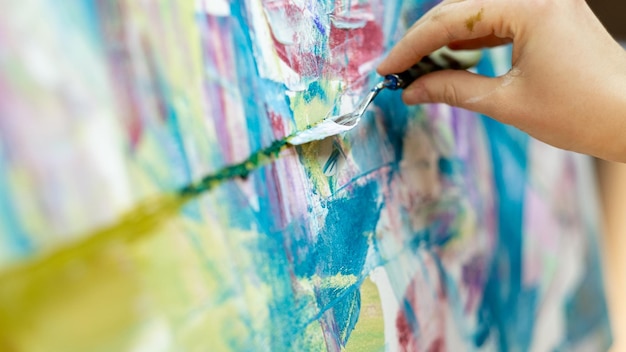 Abstrakte Malerei Kunstprozess Kreatives Kunstwerk Kunstschulunterricht Inspirationsmuse Unerkennbare weibliche Handzeichnung mit bunten Ölfarben und Palettenmesser Nahaufnahme