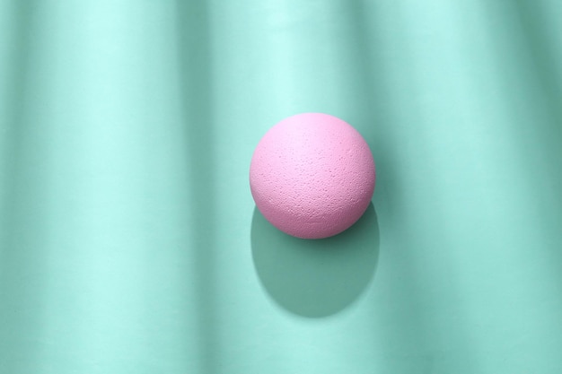 Abstrakte minimalistische Komposition mit rosa Ball und trendigen Schatten