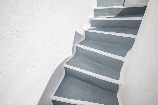 Abstrakte moderne Architektur. Weiße und graue Treppe im Dorf Oia auf der Insel Santorini, Griechenland.