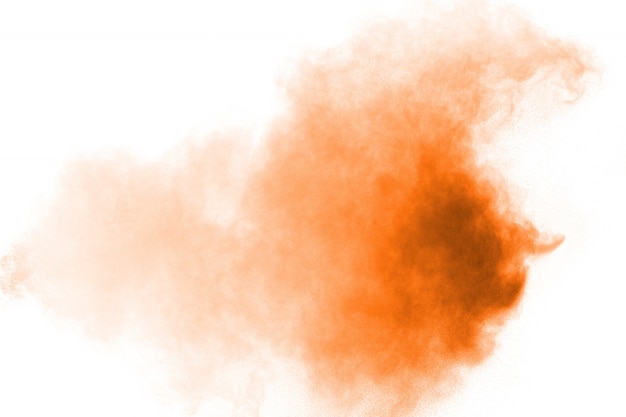 Abstrakte orange Pulverexplosion auf weißem Hintergrund