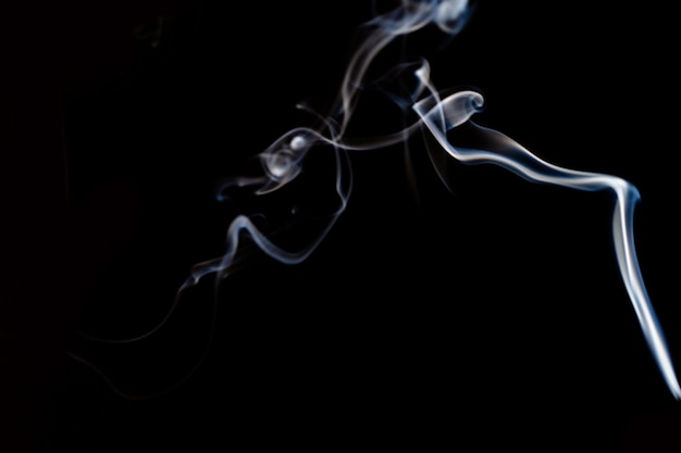 Abstrakte Rauchlinie Bewegung mit weißem Lichteffekt auf schwarzen Hintergrund