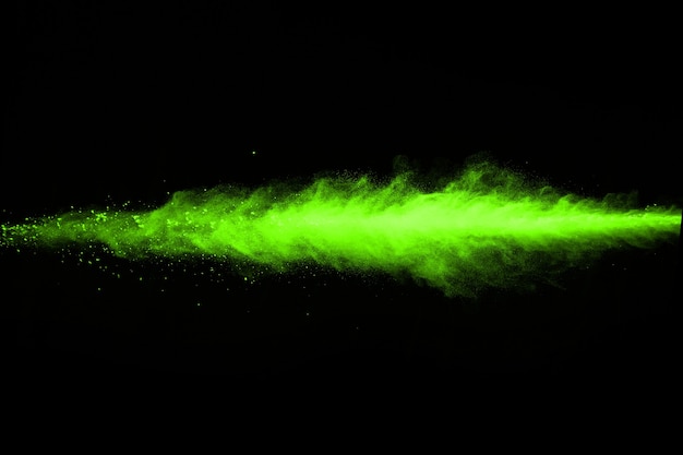 Abstrakte Staubexplosion gefroren grün auf schwarzem Hintergrund