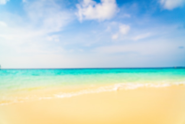 abstrakte Unschärfe schönes tropisches Strandmeer und blauer Himmel für Hintergrund