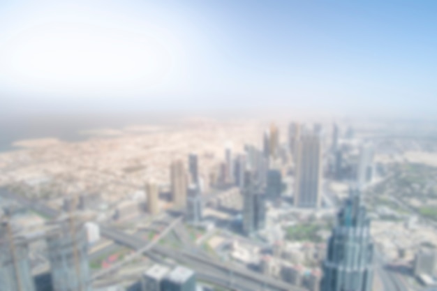 Abstrakte Unschärfe Stadtsiedlungen im Morgenansichtshintergrund. Stadtbild-Skyline aus der Top-Bürofensteransicht. Unscharfes äußeres Bokeh echte Architektur moderne Firmenbaustadtmorgen im Freien.