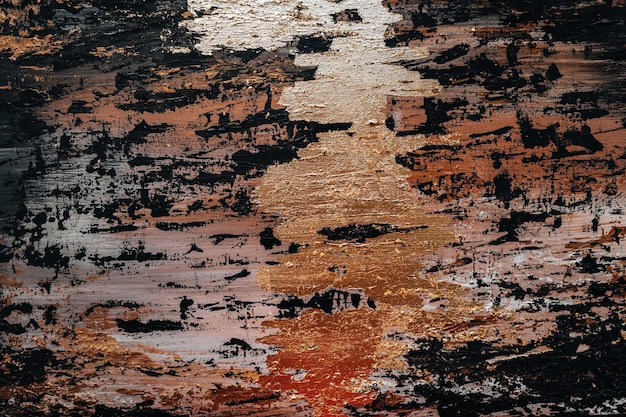 Abstrakte Wandmalerei mit schwarzen Ölstrichen und leuchtendem Goldbronze-Texturhintergrund
