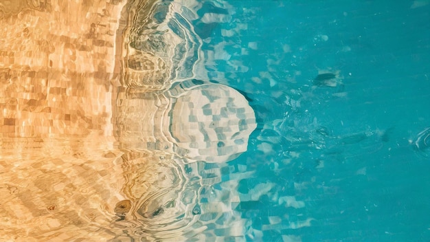 Abstrakte Wasseroberfläche des Pools und Hintergrund mit Sonnenlichtreflektion