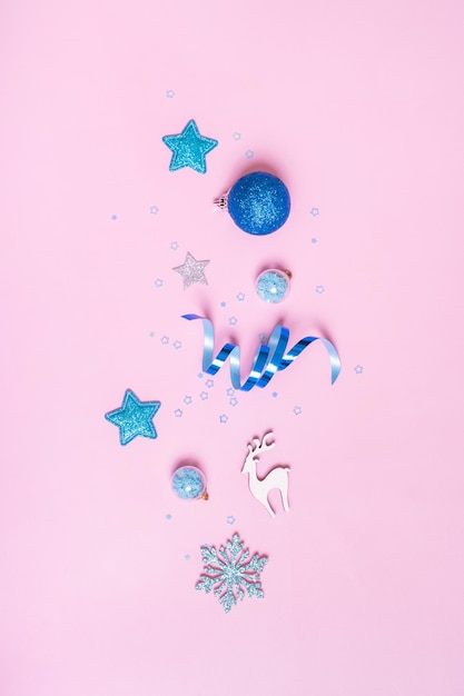 Abstrakte weihnachtliche minimalistische Komposition auf farbigem Hintergrund weihnachtlicher kreativer minimaler Hintergrund