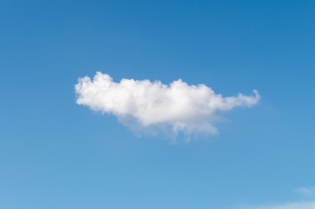 Abstrakte weiße Wolke im blauen Himmel.