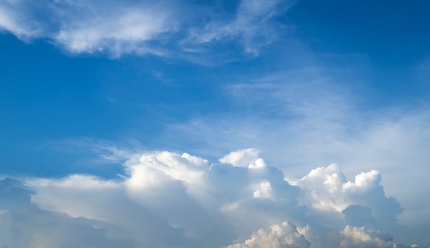 Abstrakte weiße Wolke und blauer Himmel.