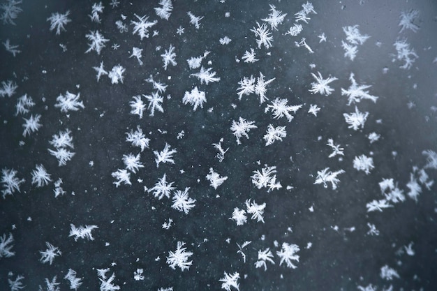 Foto abstrakte winterhintergrundschneeflocken auf glas