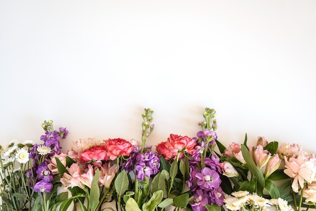 Abstrakter ästhetischer floraler Hintergrund Bunte Rosen Blumen Blumenstrauß auf weißem Hintergrund Schöne Blumen und Blütenblätter Künstlerische Botanik-Vorlage