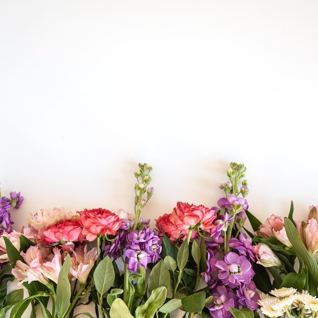 Abstrakter ästhetischer floraler Hintergrund Bunte Rosen Blumen Blumenstrauß auf weißem Hintergrund Schöne Blumen und Blütenblätter Künstlerische Botanik-Vorlage