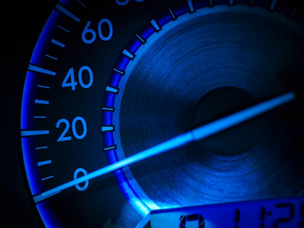 Abstrakter Autotachometer im blauen Ton