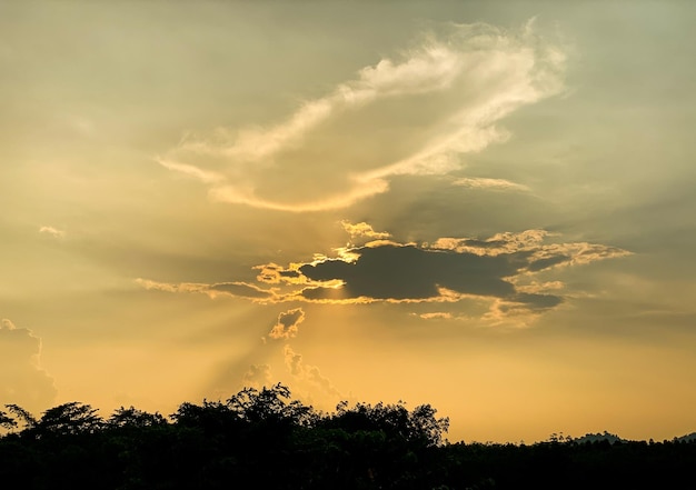 Abstrakter bewölkter Hintergrund schöne natürliche Streifen von Himmel und Wolken schöne Naturlandschaft