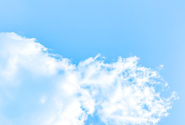 Abstrakter bewölkter Hintergrund schöne natürliche Streifen von Himmel und WolkenxEine schöne Naturlandschaft